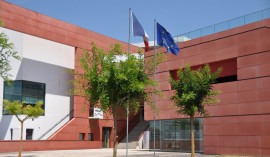 Drapeaux français et européen dans la cours de l'ENAP