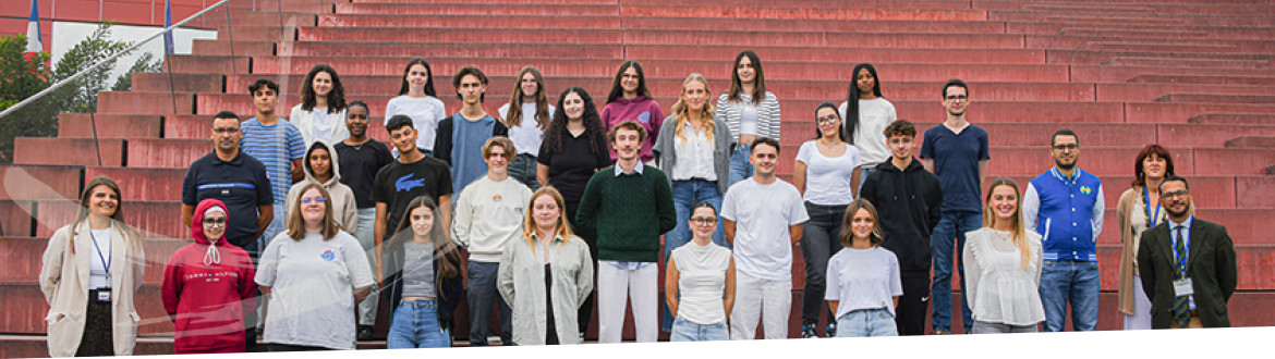 Regroupement des élèves étudiants en droit sur les marches de  l'amphithéâtre de l'ÉNAP