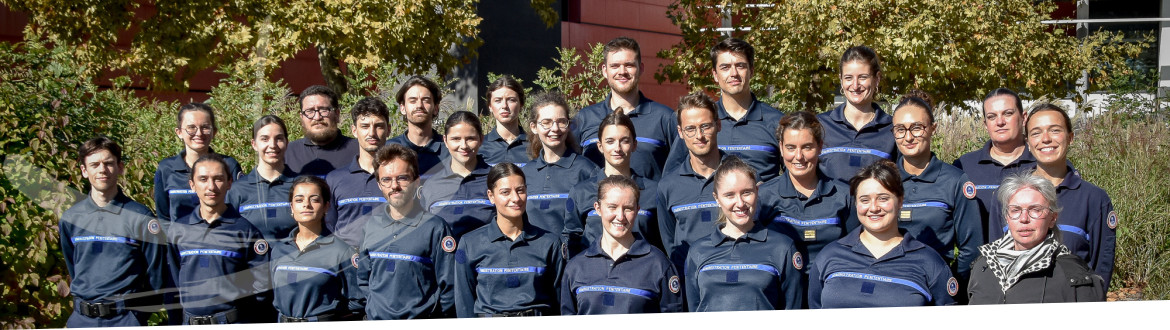 Groupe d'élèves directeurs en tenue de surveillant pénitentiaire