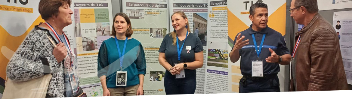 Personnels pénitentiaires et visiteurs sur un stand