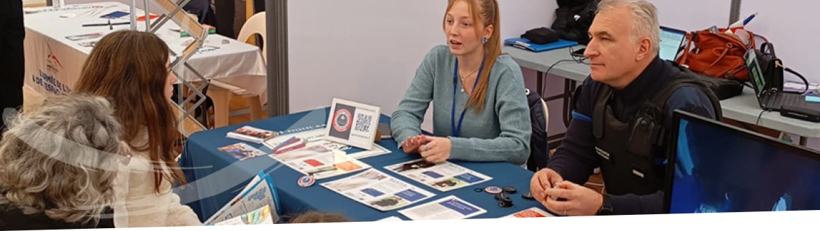 Stand de l'ÉNAP lors d'un salon des métiers