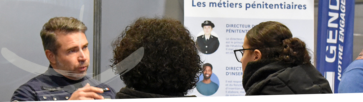 Personnel de surveillance présentant les métiers pénitentiaires aux visiteurs