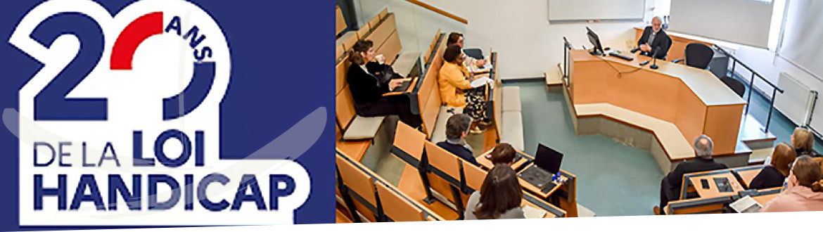 Logo des 20 ans de la loi handicap et photo du regroupement des personnels de l'école en amphithéâtre