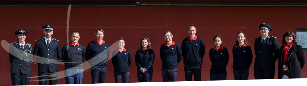 Photo de groupe de l'EPIDE posant aux côtés des cadres de l'école