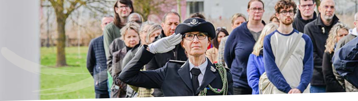 Sophie Bondil - Salut au drapeau lors de la levée des couleurs