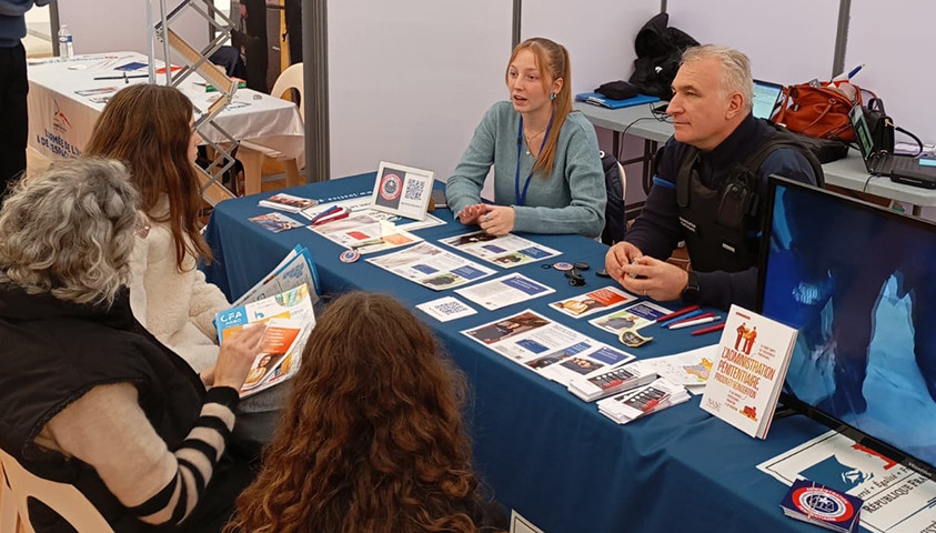 Stand de l'ÉNAP lors d'un salon des métiers