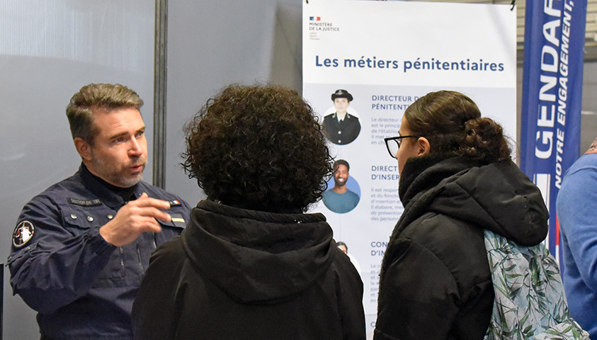 Personnel de surveillance présentant les métiers pénitentiaires aux visiteurs