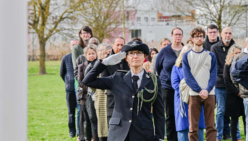 Sophie Bondil - Salut au drapeau lors de la levée des couleurs