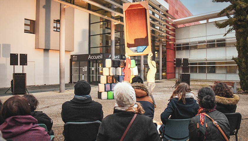 Qu’est-ce qu’une migration ? Un déplacement ? Comment les artistes nous invitent à nous questionner sur ces thématiques ?  