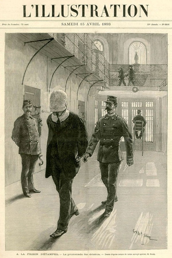 A la prison d’Etampes : la promenade des détenus, dessin d’après nature de notre envoyé spécial - L’Illustration, n°2616, 15 avril 1893. Un détenu revient de la promenade, escorté par un gardien. Un autre détenu, allant ou revenant de promenade, toujours escorté par un gardien, est visible à l’étage. Pour ces déplacements, obligation leur est faite de porter le capuchon. A l’arrière-plan, assis sur un siège surélevé, le gardien surveille les cours de promenades individuelles.