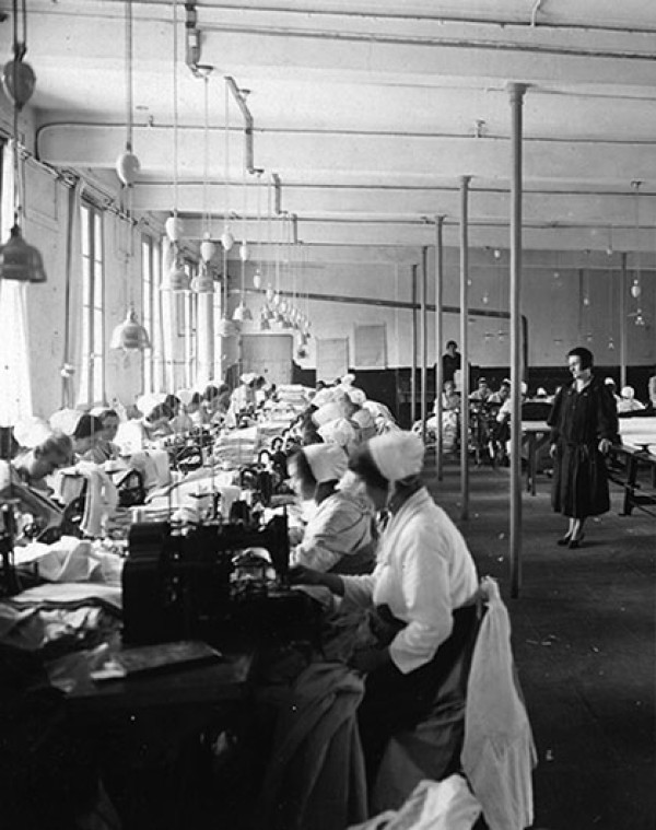 Maison centrale de Montpellier : atelier de couture, 1930 – Photographie d’Henri Manuel (Coll. Enap-Crhcp)