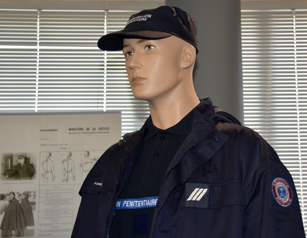 Enap - histoire et patrimoine pénitentiaire - histoire des uniformes - de 1990 à nos jours.